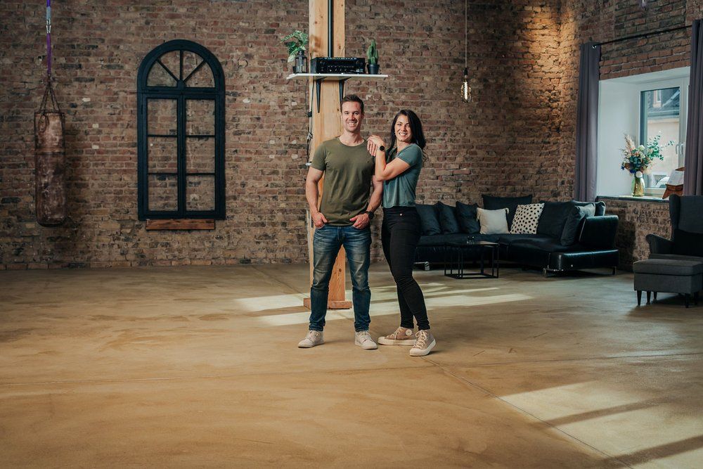 Christoph Schmidt und Annika Montabaur im Backsteinraum des MAS MONTI