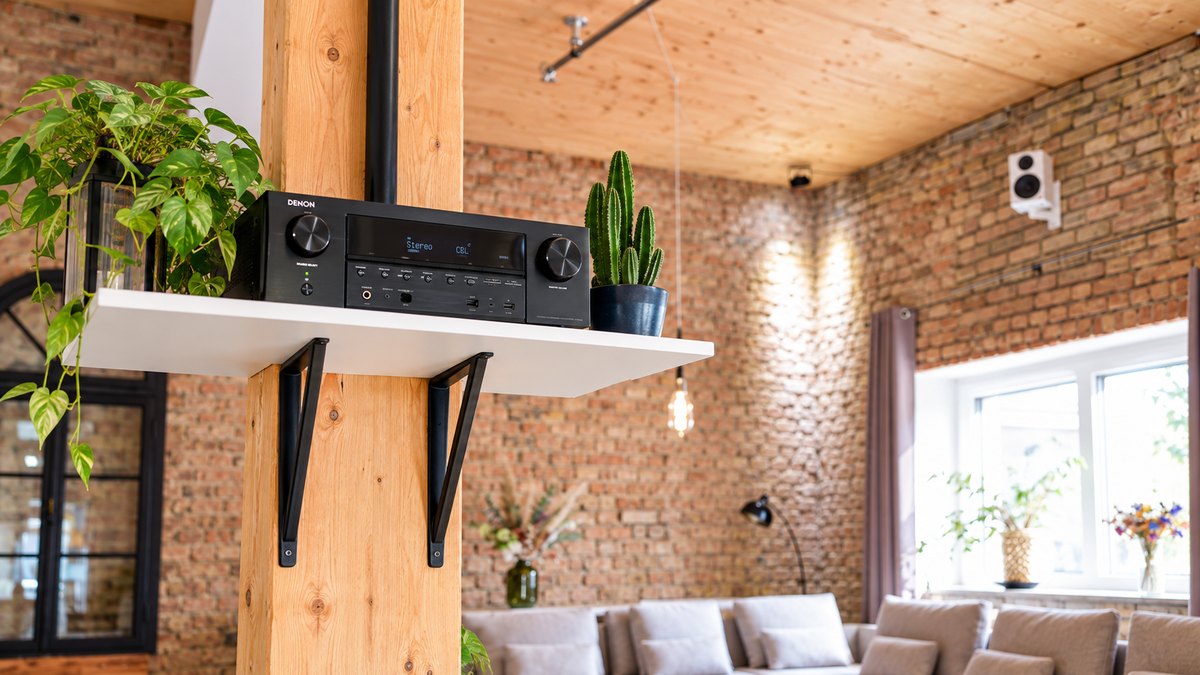 Denon-Receiver der Soundanlage auf dem Wandregal im MAS MONTI