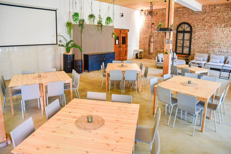 Holztische mit Stühlen im Loft des MAS MONTI