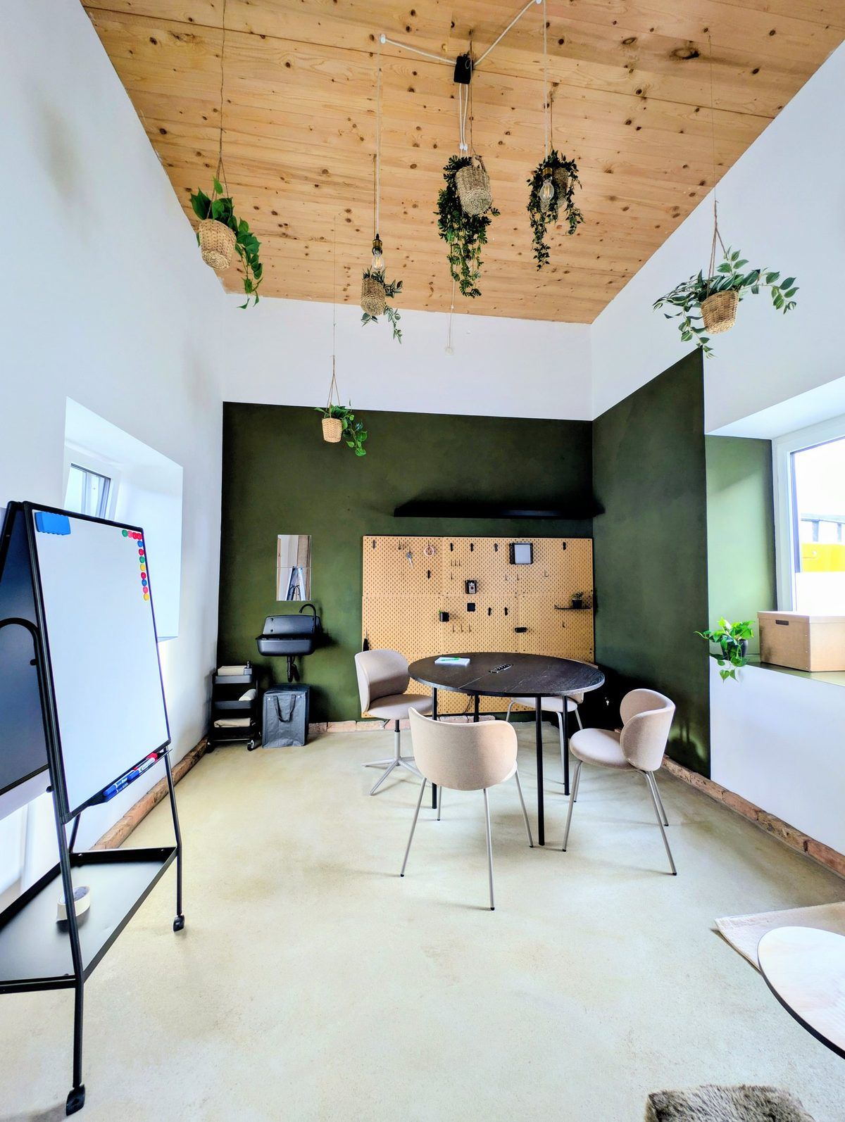 Breakout Room – MAS MONTI Cube mit rundem Tisch und Whiteboard