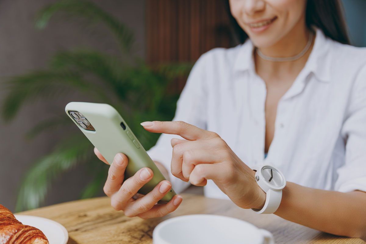 Person bucht MAS MONTI am Smartphone