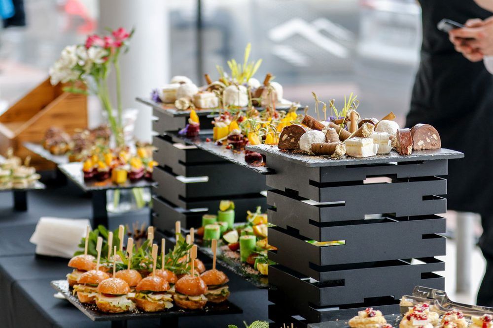 Catering-Buffet mit Fingerfood im MAS MONTI