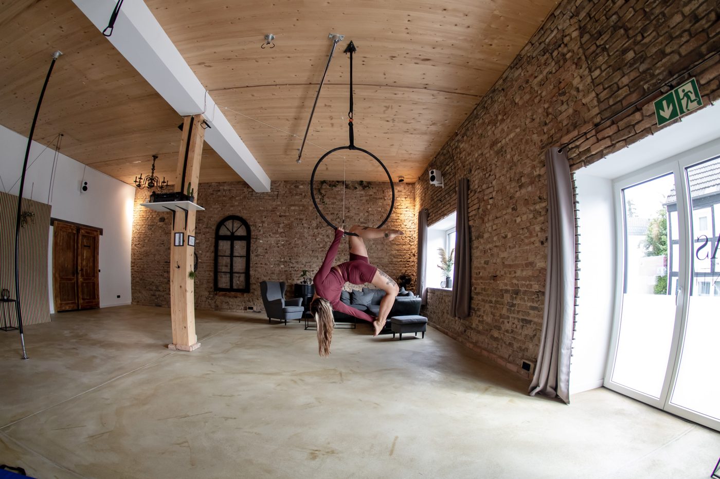 Aerial Hoop unter der hohen Decke des MAS MONTI