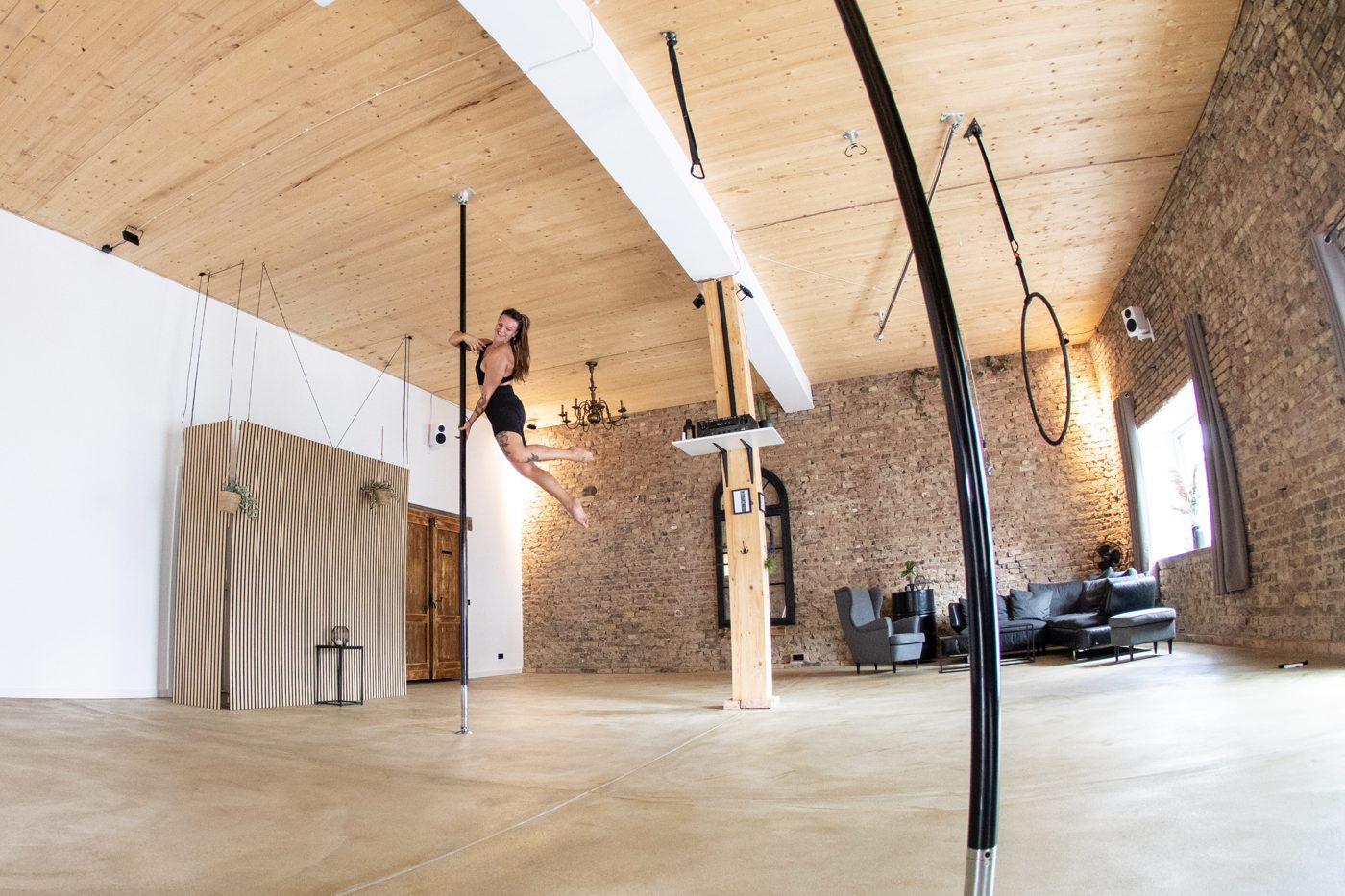 Poledance an der Stange im MAS MONTI