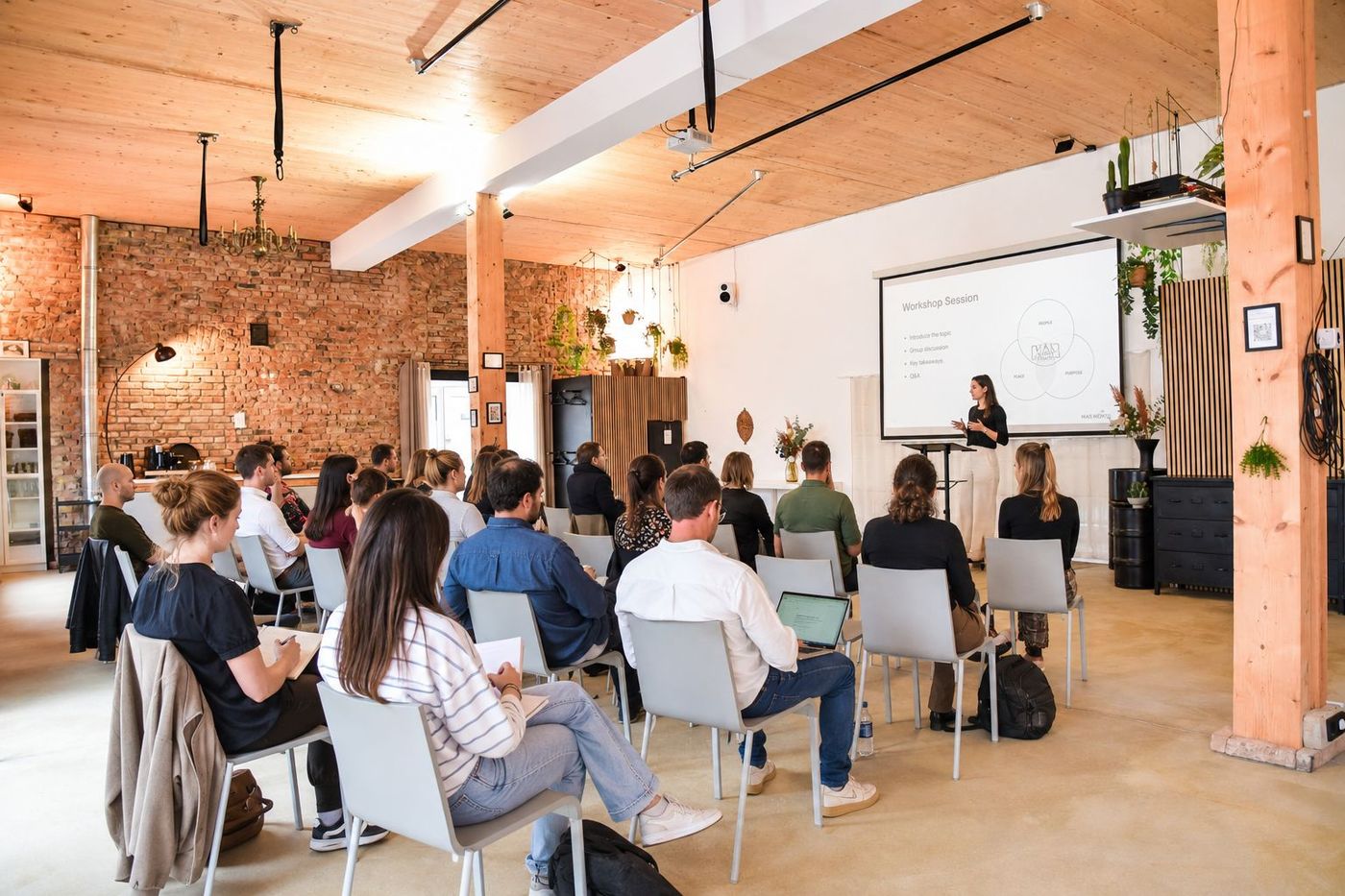 Workshop-Gruppe an Whiteboards im MAS MONTI