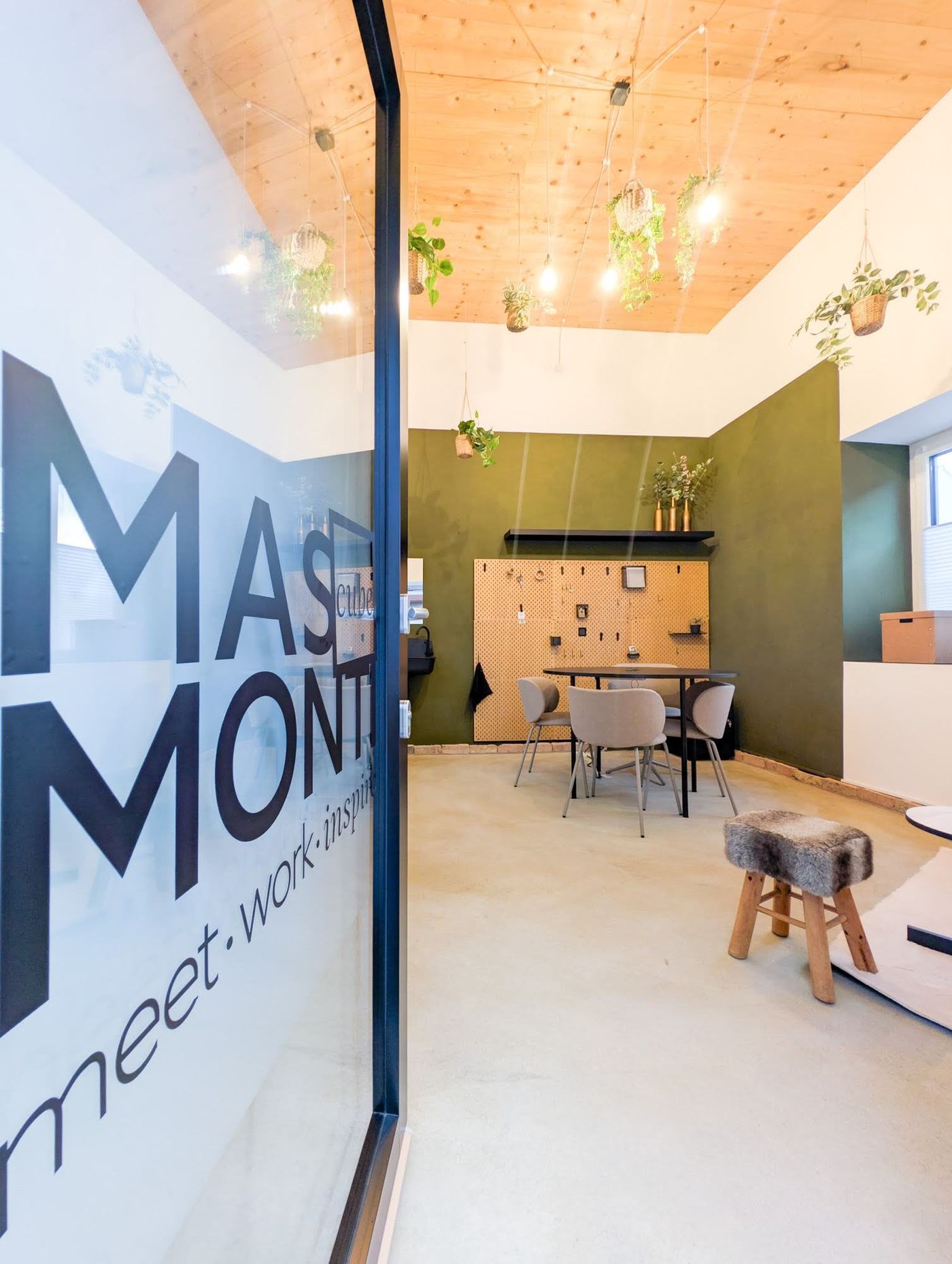 MAS MONTI Cube mit Besprechungstisch und Display
