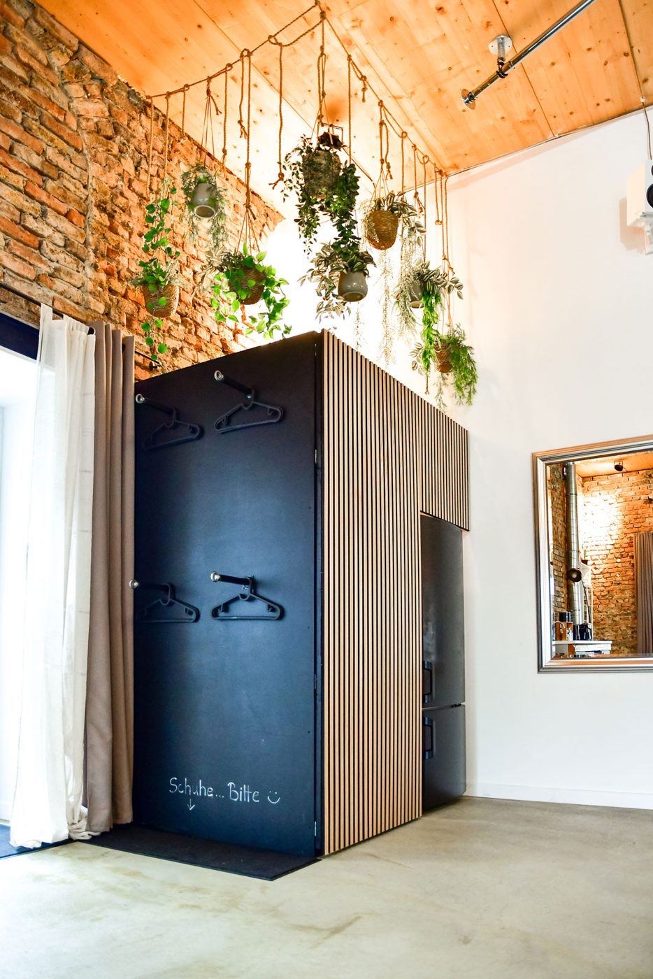 Garderobe im Eingangsbereich des MAS MONTI