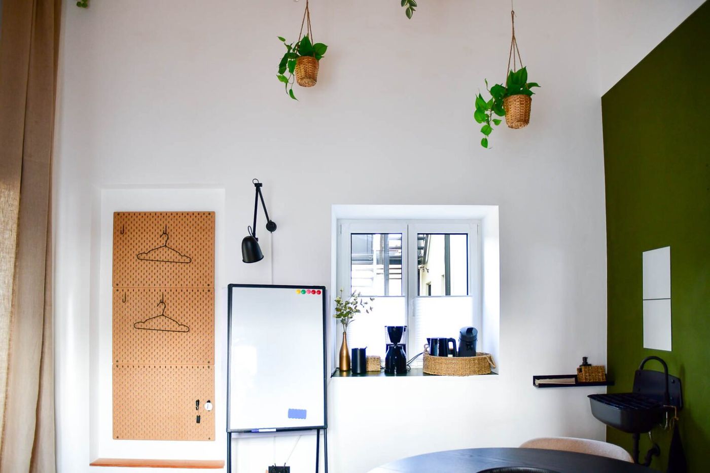 Organisationswand und Sitzecke im Cube
