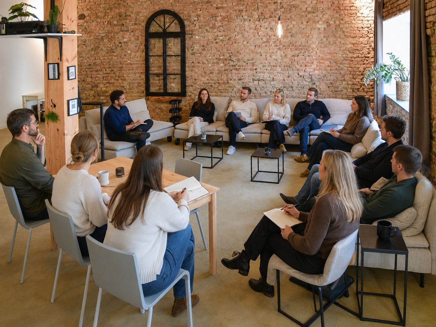 Gruppe im Stuhlkreis und in der Lounge des MAS MONTI