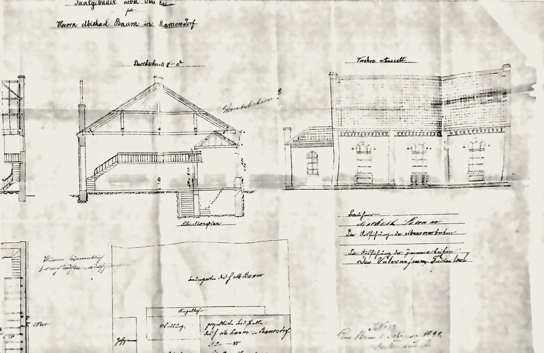 Handgezeichneter Bauplan von 1892: links der Querschnitt des Saalgebäudes mit Bühne, Galerie und offenem Dachstuhl, rechts die Straßenansicht mit drei hohen Rundbogenfenstern, unten der Lageplan mit Kegelbahn, Stallung und Baumgarten