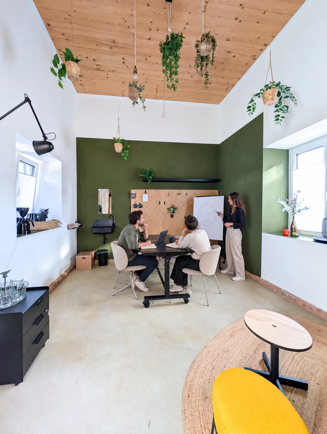 Breakout Room – MAS MONTI Cube mit rundem Tisch und Whiteboard