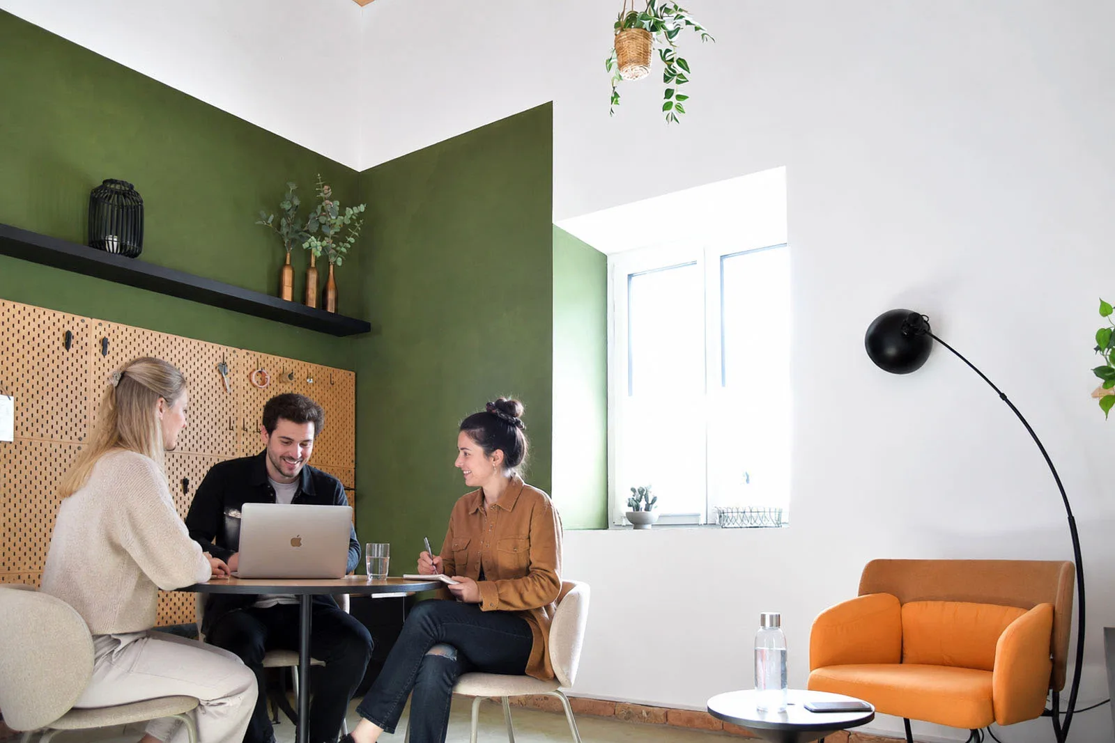 Breakout Room im MAS MONTI mit grüner Wand, Pinnwand und rundem Konferenztisch
