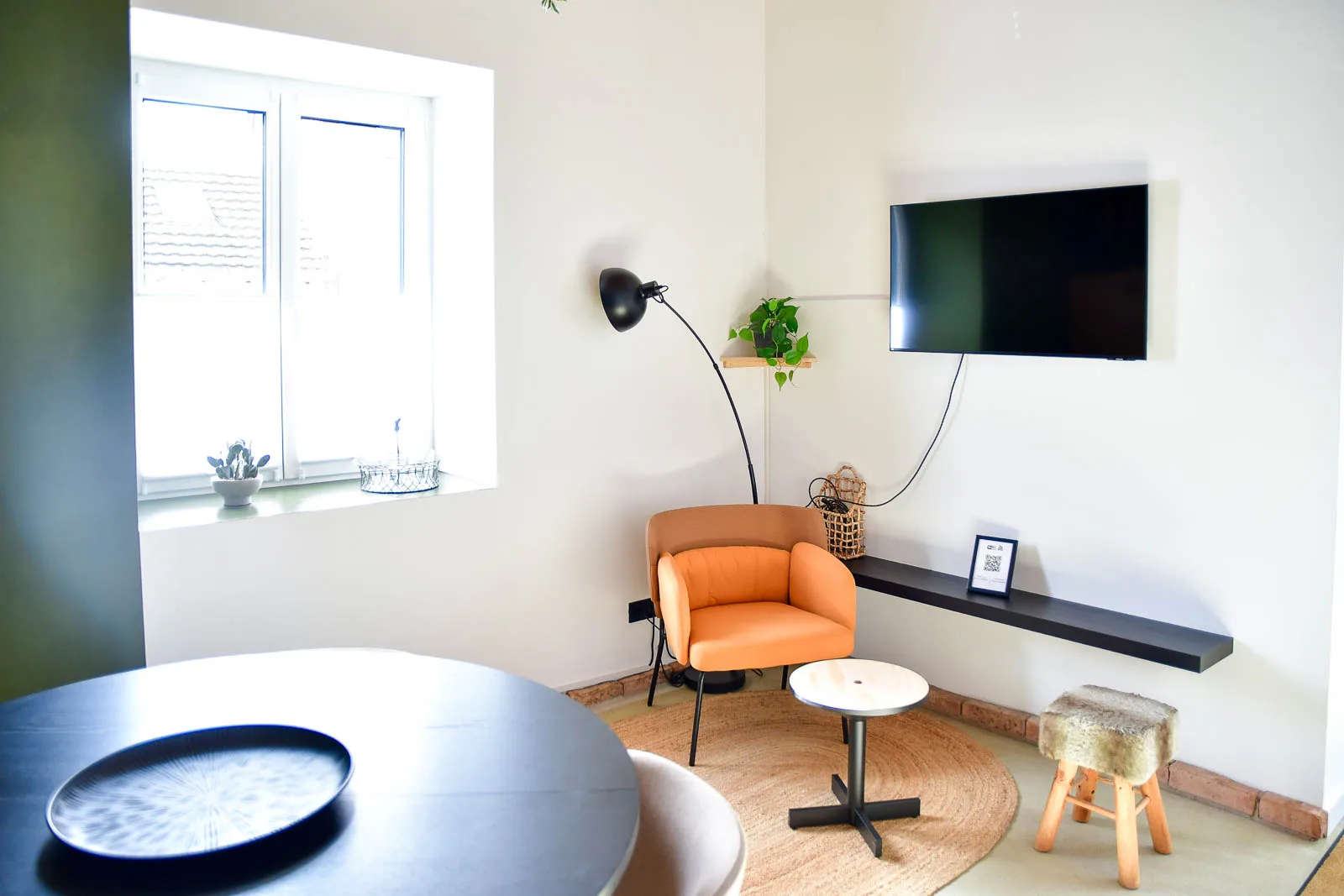 Display für Videokonferenzen neben dem Konferenztisch im Breakout Room