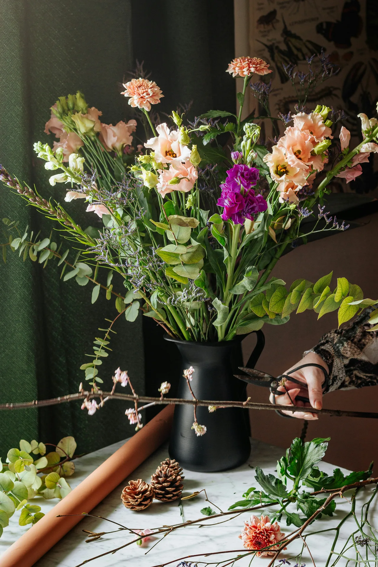 Tischdekoration mit Blumenvasen im Loft des MAS MONTI