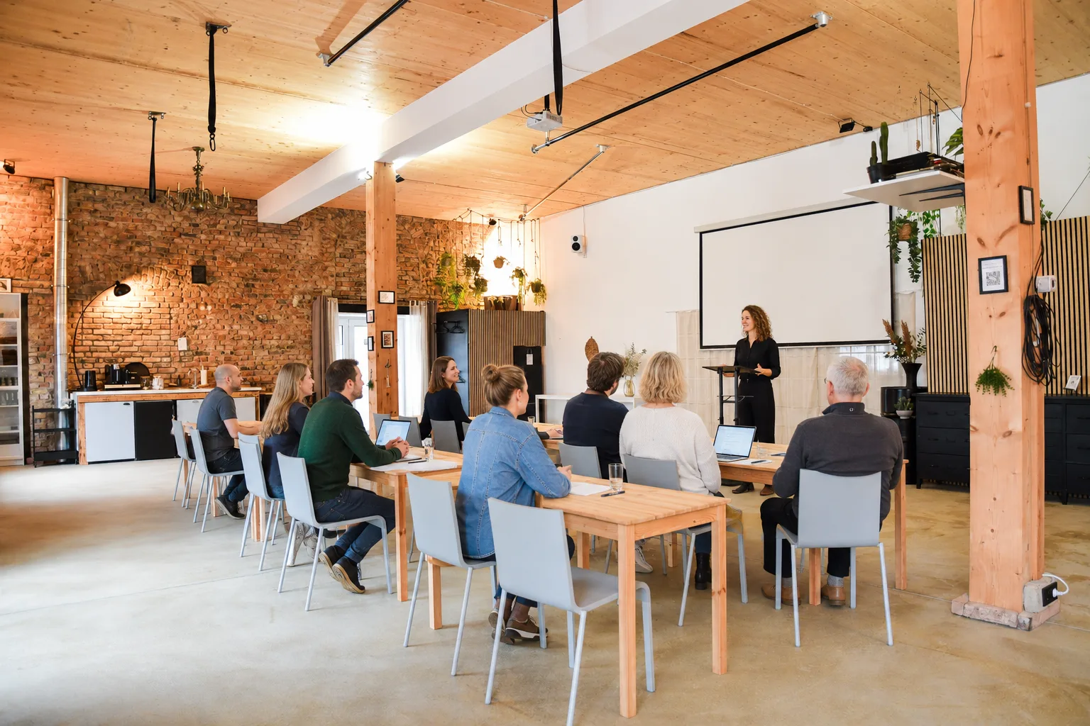 Workshop-Teilnehmende im hellen MAS MONTI Loft